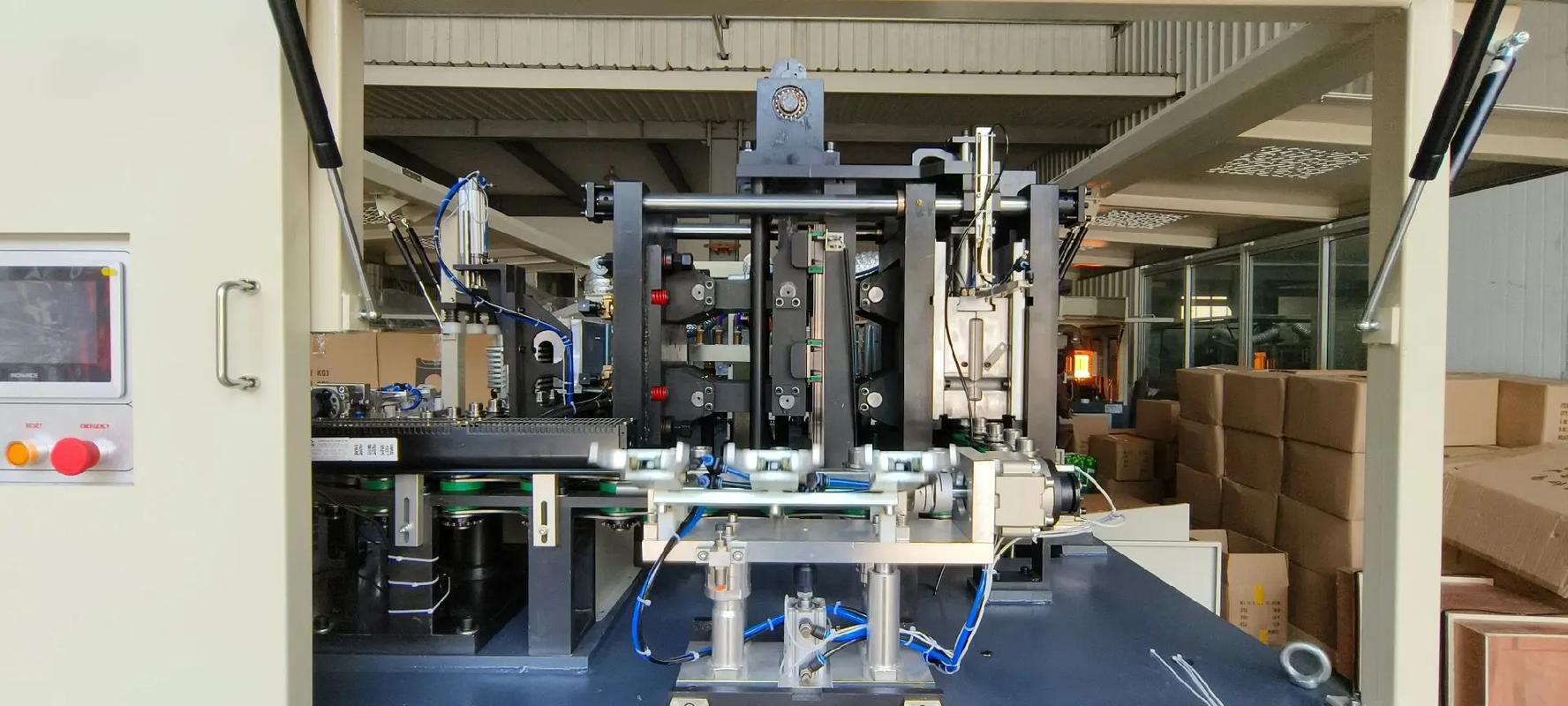 專業(yè)生產(chǎn)廠家 一出三2升全高配PET吹瓶機引領機械設備新潮流